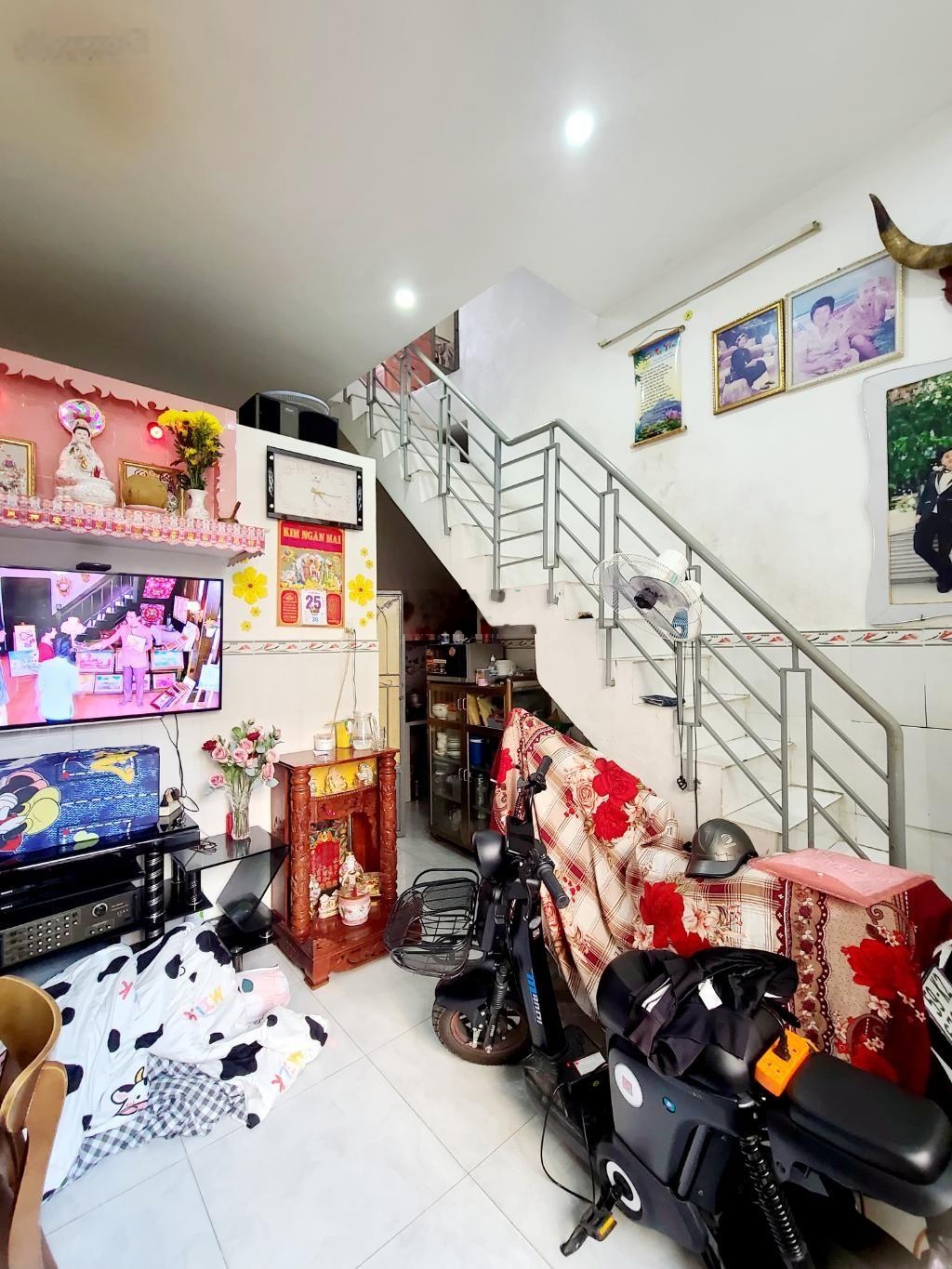 Cách 200 m đến siêu thị - Gần trường - Khu phố yên tĩnh - Nằm trong khu vực chợ Phú Lâm - Hơn 3 tỷ