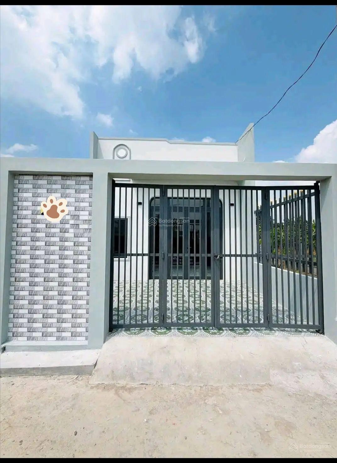 Bán nhà cấp 4 sổ hồng riêng, diện tích 100m2, ngay chợ Bình Chánh giá 715triệu