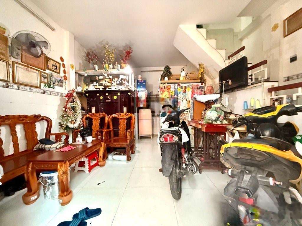 Gấp bán. nhà 2 tầng 5m*6m sổ vuông, hẻm 1 sẹc gần hẻm xe tải, đỗ nhuận,