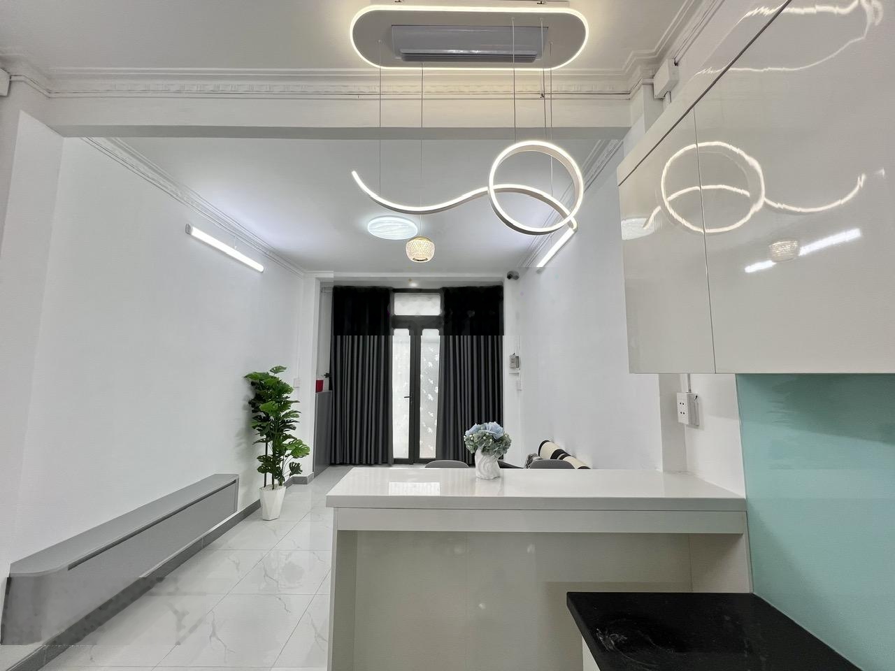 Gửi 1% bán dùm nhà Nguyễn Văn Khối hẻm xe hơi mới full nội thất 3.3x10m 1 lầu