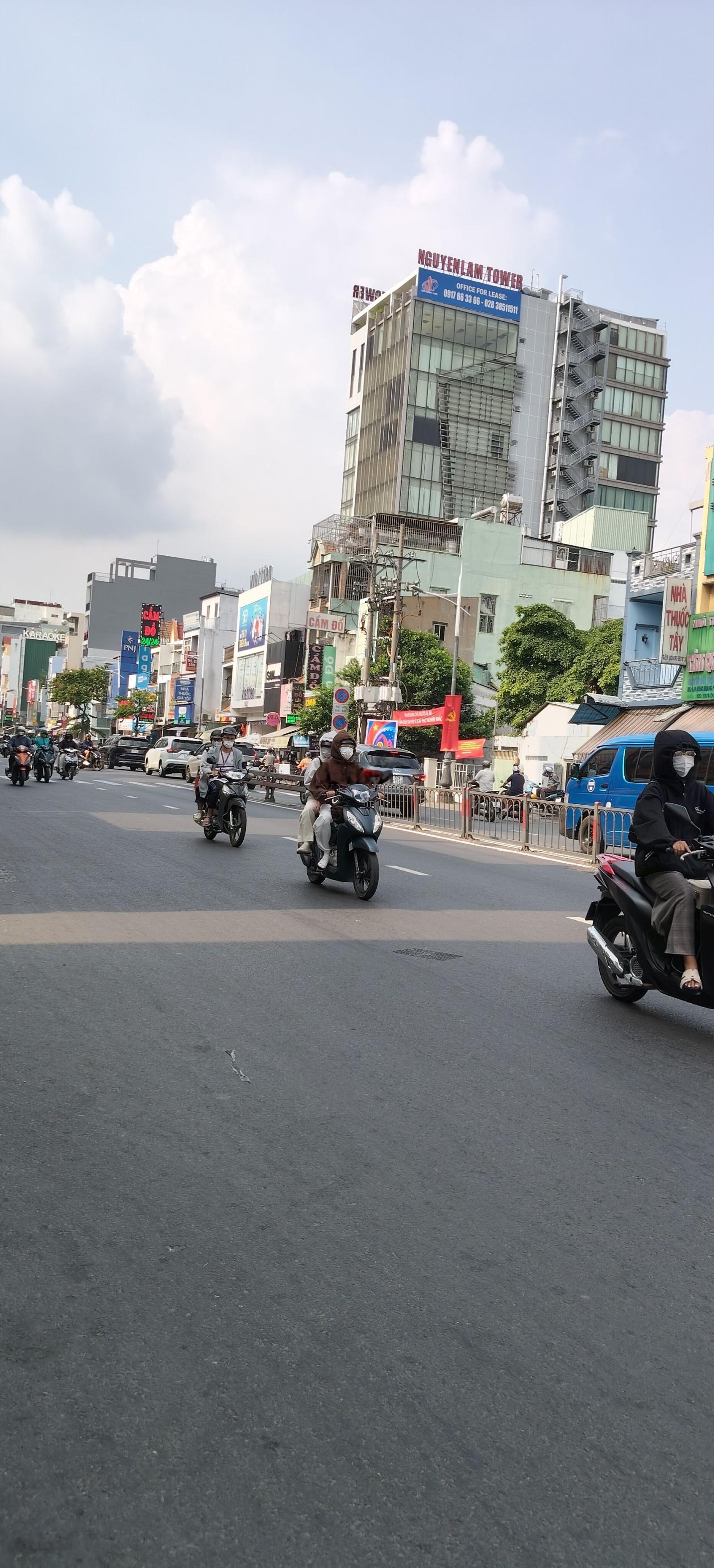 B.án nhà đẹp 3 tầng vô ở ngay trung tâm q8 , quận 1- chỉ nhỉnh 2 tỷ.