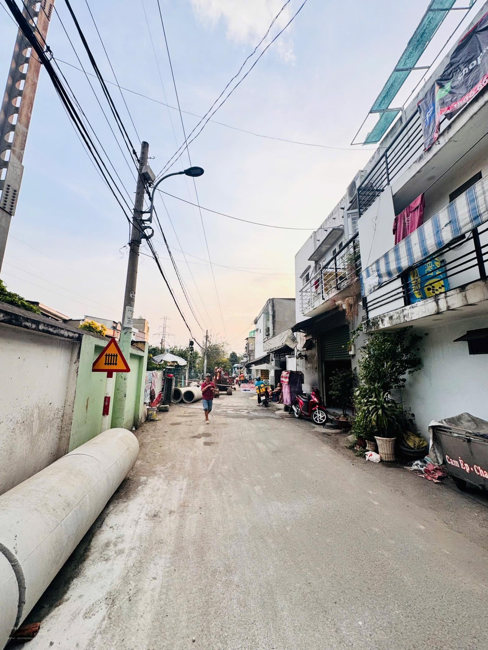 Chính chủ bán nhà 3 tầng hẻm rộng 3.25 tỷ tl