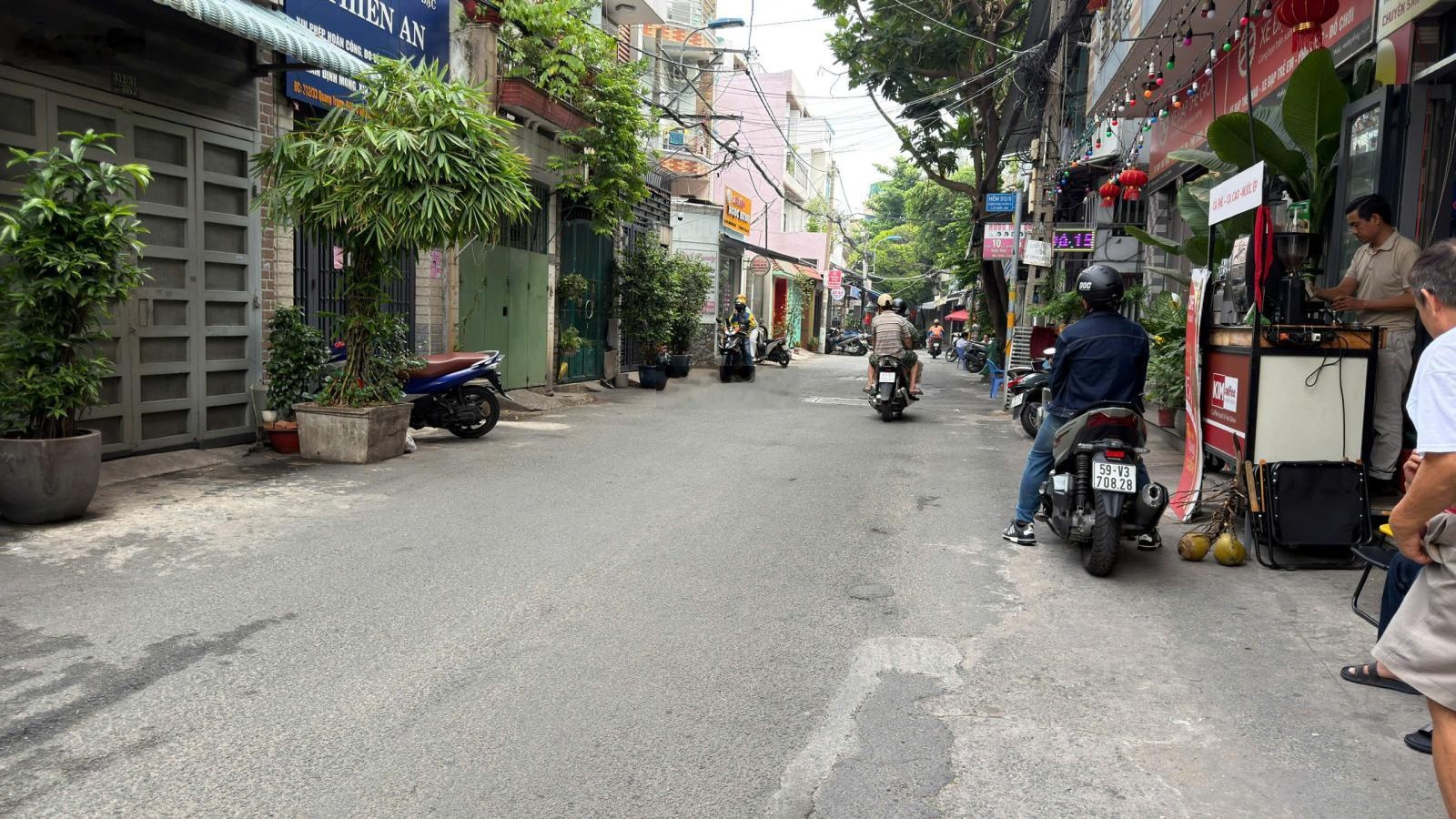 876/ CMT8 Tân Bình Hẻm 5m 2 tầng, sổ Hồng, giá 2 tỷ, 2x6m. Hẻm trước nhà 5m, oto đỗ cửa