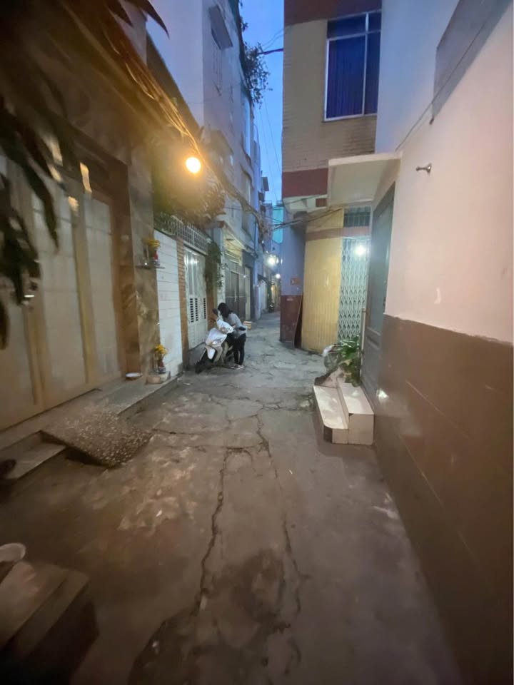 Bán đất tặng nhà 2 tầng sát khu Trần Hưng Đạo, Quận 5, 62m2, giá 7,99 tỷ