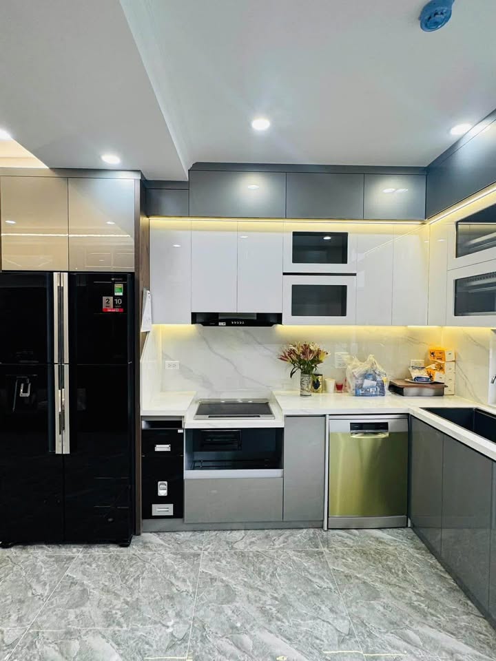 Bán nhà Hoàng Mai, 6 tầng thang máy, nội thất sang xịn full tặng hết, view hồ Linh Đàm