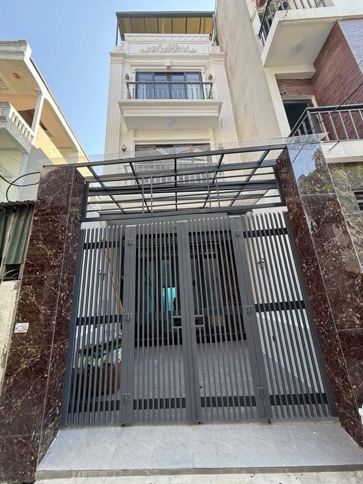 Bán nhà Thạch Bàn, trung tâm Long Biên, 4 tầng, diện tích 72m2, mặt tiền 4m, giá chỉ 11 tỷ