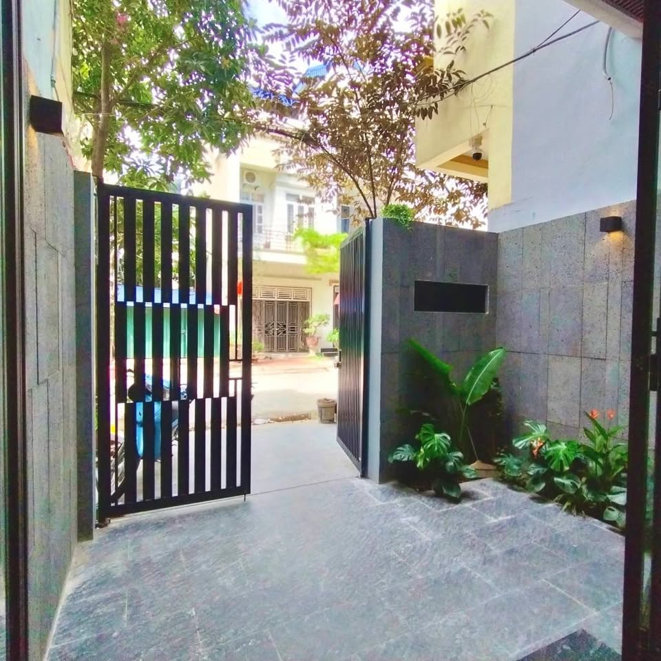 Bán nhà 3 tầng mặt đường Trần Văn Chử, khu tái định cư Phạm Ngũ Lão, trung tâm thành phố Nam Định, giá 5.28 tỷ