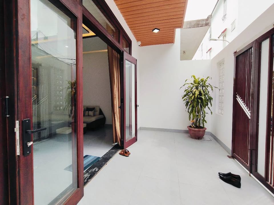 Bán nhà 2 tầng đẹp, kiệt ô tô Tôn Đản, full nội thất