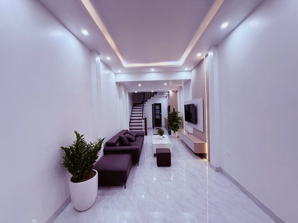 Chủ cần bán nhanh nhà Ngọc Thụy, 5 tầng, 4 phòng ngủ, ngõ ô tô thông, giá 9.9 tỷ