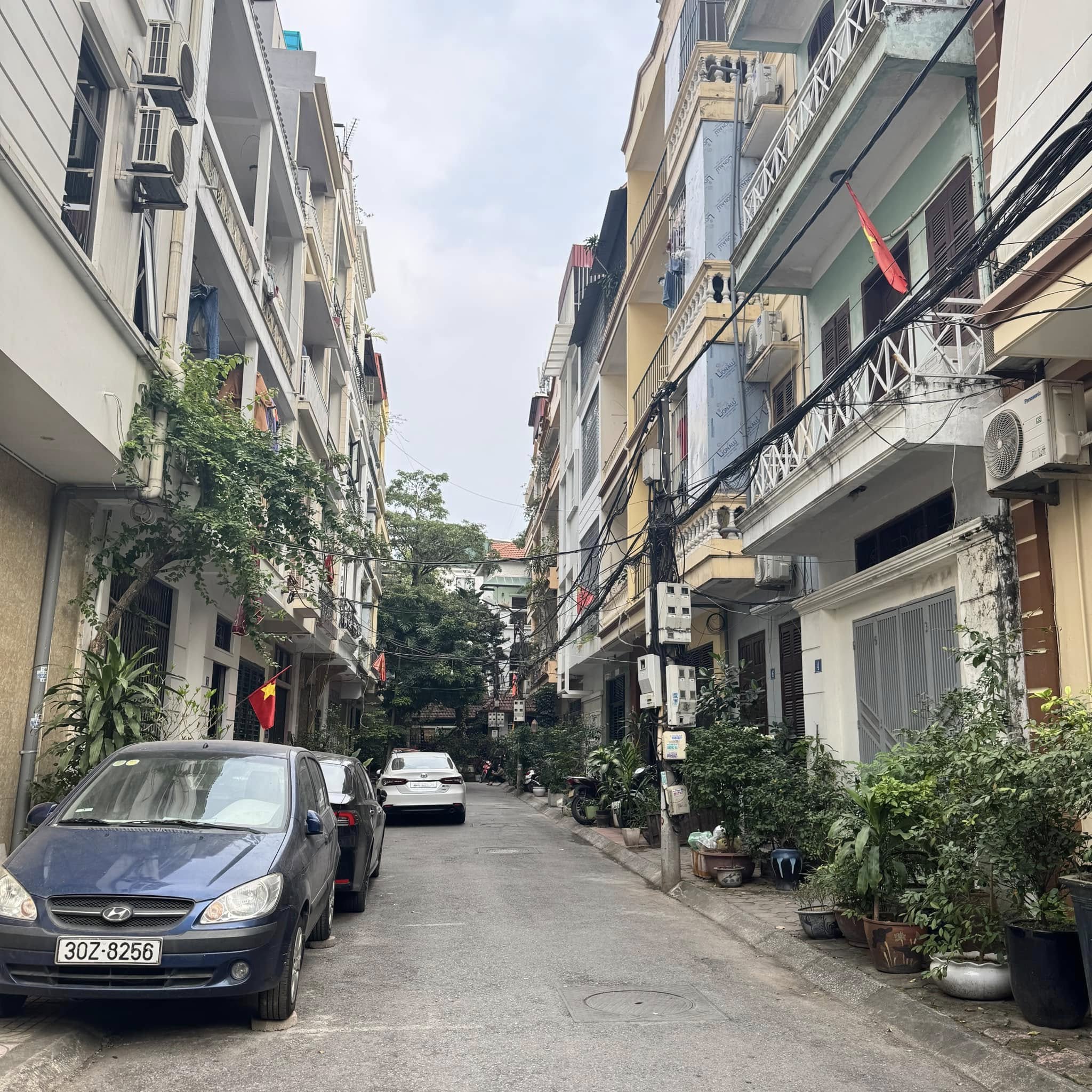 Bán nhà đẹp Nguyễn Khánh Toàn, Cầu Giấy, dân xây, gần phố, ngõ thông các ngả, sổ vuông