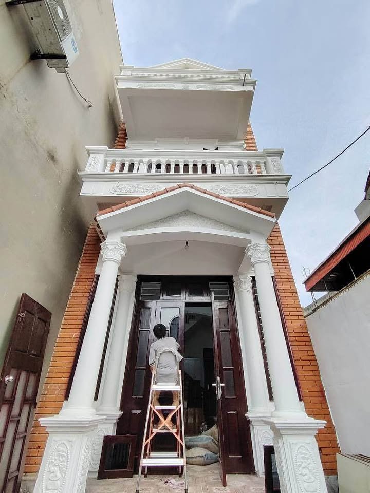 Bán nhà 3 tầng trung tâm thị trấn Đan Phượng, diện tích 70m2, đường thông ô tô đỗ cửa, gần trường học, chợ, công viên