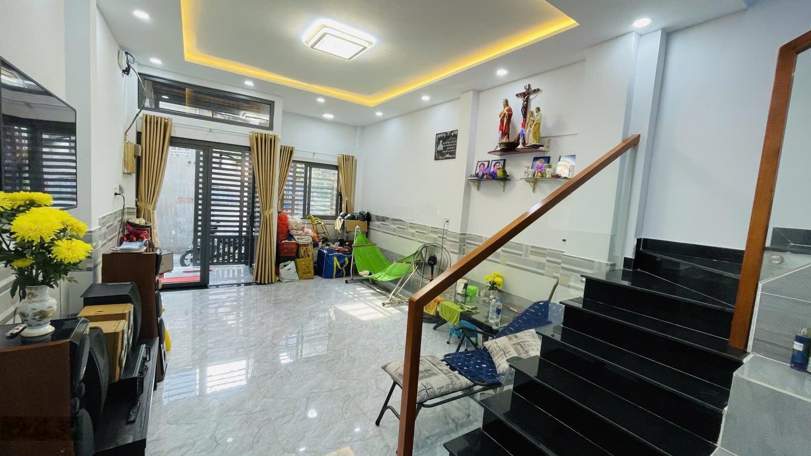 Định cư bán gấp nhà 52m2 (4x13m) đường Âu Cơ, phường 10, Tân Bình, 3 phòng ngủ, giá 4,95 tỷ TL