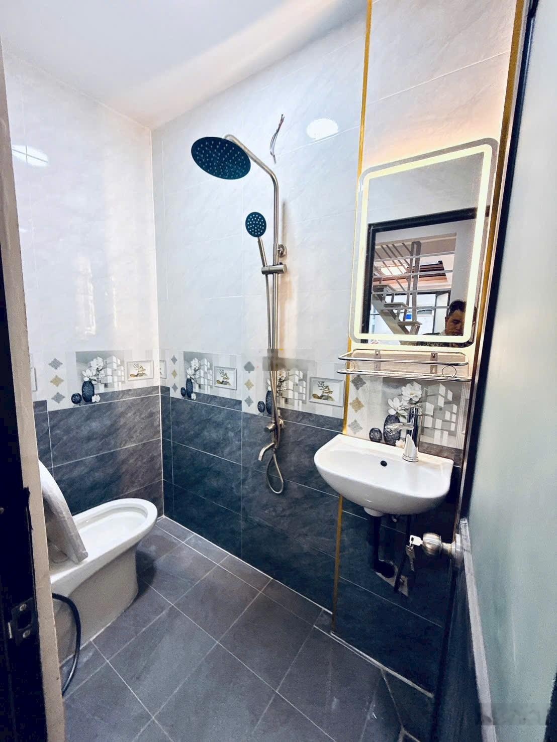 Q4 chỉ 2 tỷ 650tr --- nhà mới ở ngay --- KQH, SHR --- 1 trệt, 1 lầu( 2PN, 1WC), 2,8 x 6,6(15,5 m² )