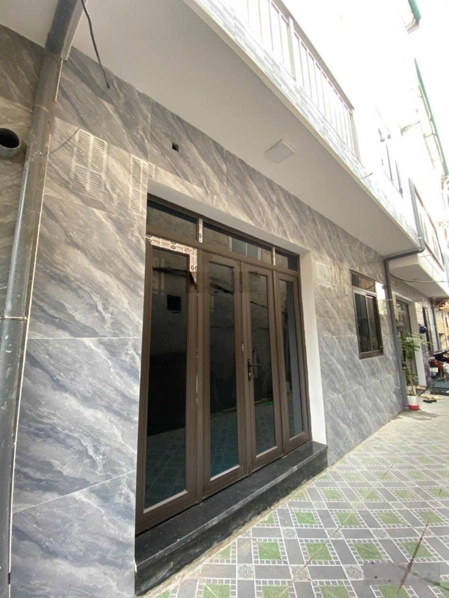 Âu Cơ, Tây Hồ xây mới kính coong DT 35m2, 3 tầng, MT 5m. Giá chào 1,65 tỷ ô tô đỗ cổng