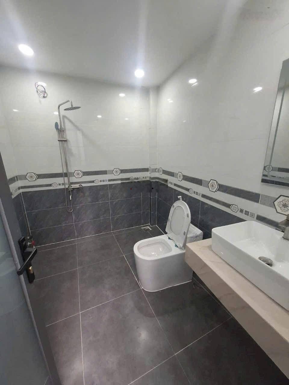 Ngộp ngân hàng bán gấp nhà phố sân vườn sổ hồng riêng gần chợ Bình Chánh đang cho thuê 11tr/tháng