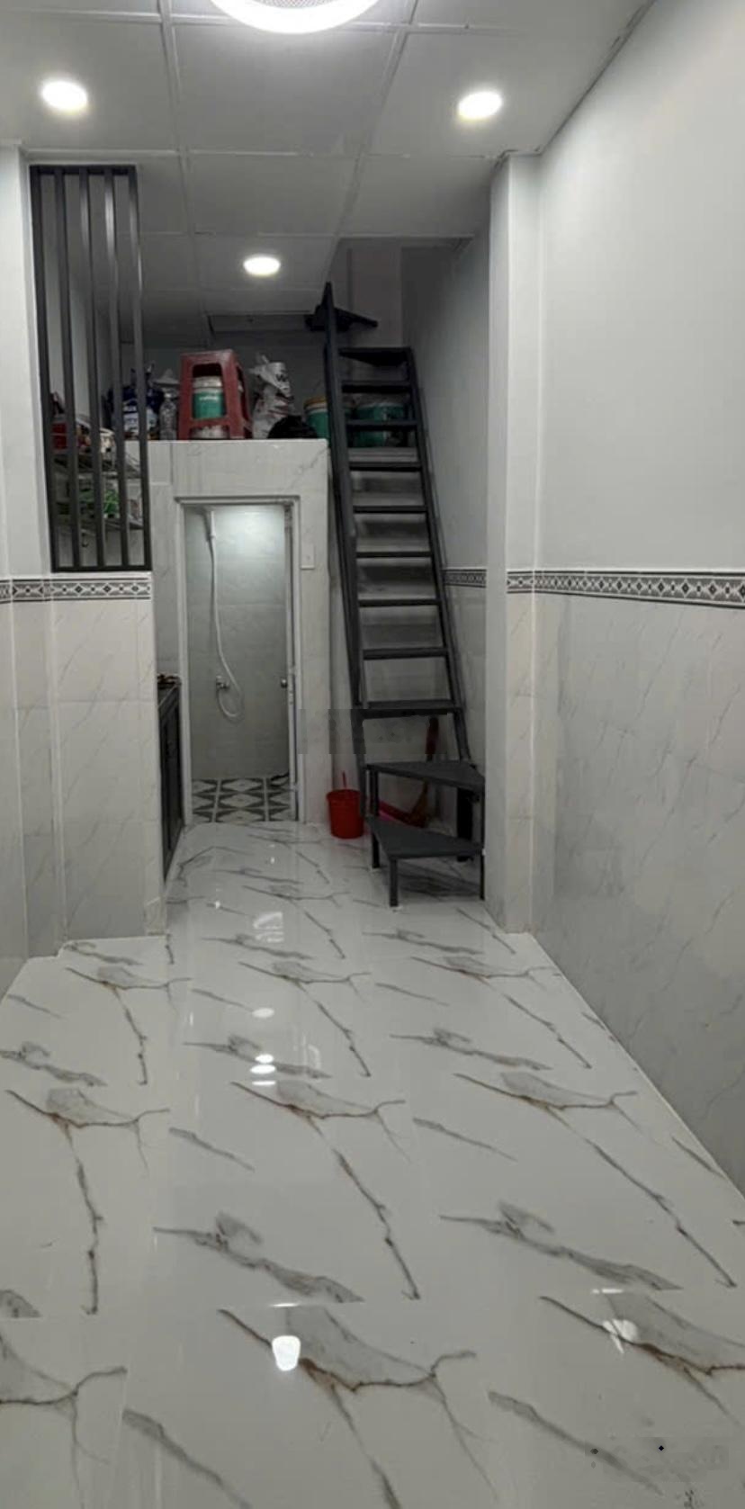 Nhà bán đường lạc long quận p5 quận 11 ( 2,3 x 5,05m trệt, 2 lầu ) sổ riêng