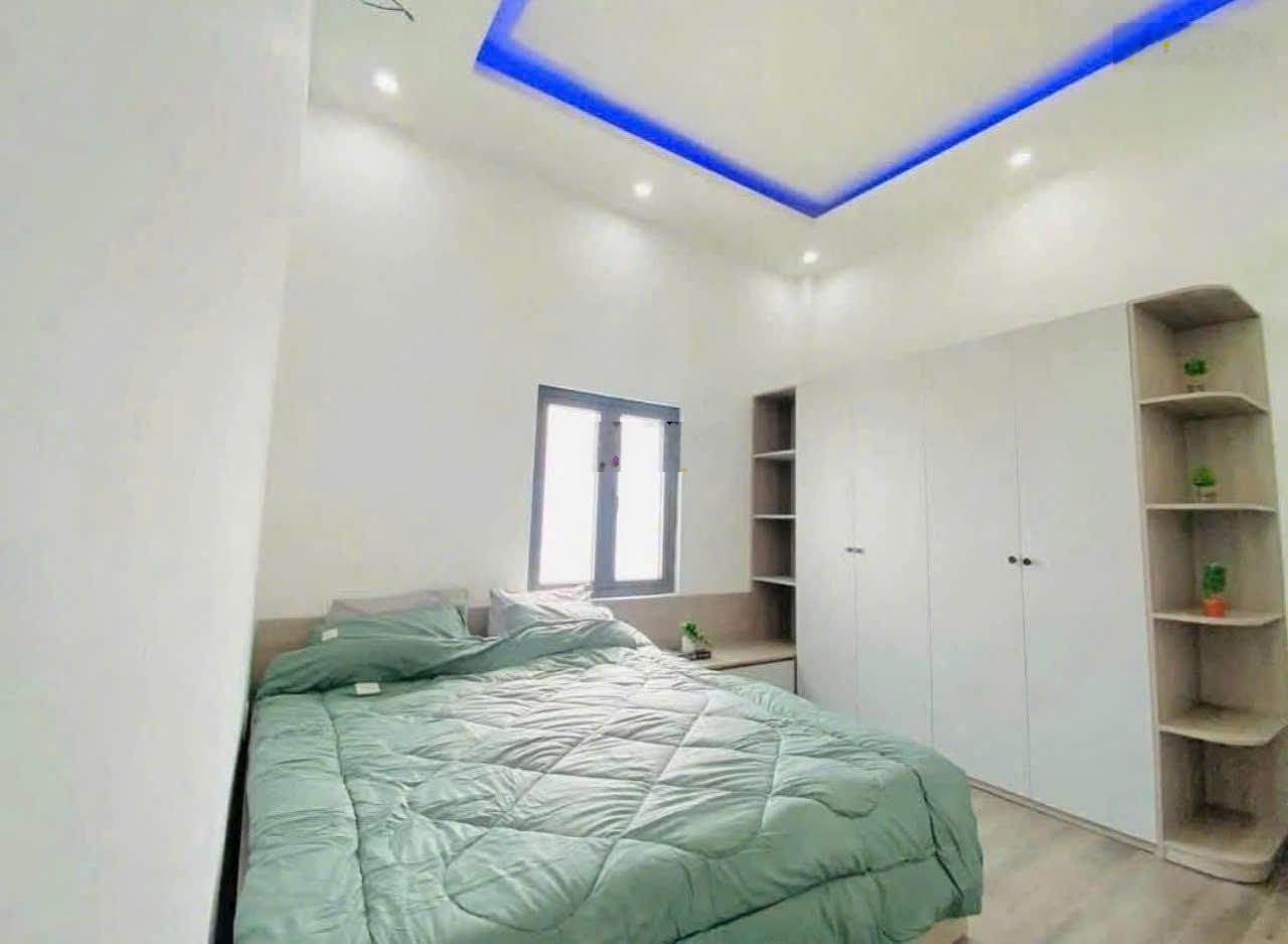 Bán Gấp Nhà 1 lầu 8x20 Giá 850 triệu. Nẳm ngay Chợ Hưng Long . Đang cho thuê 28 triệu/tháng