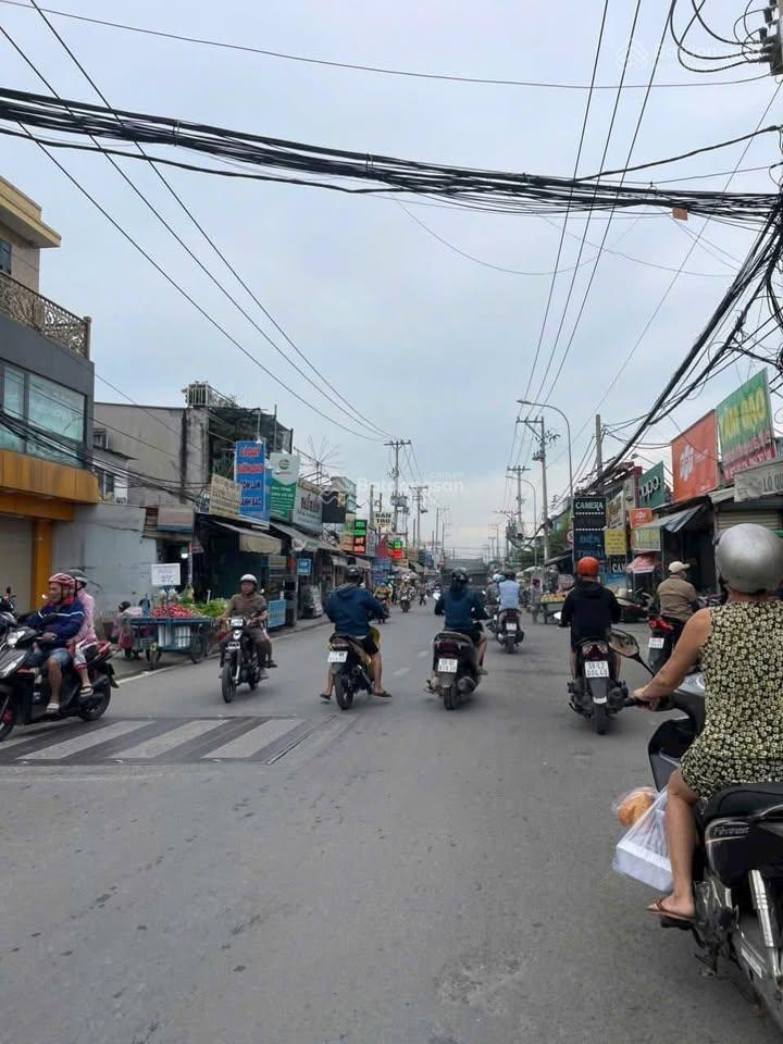 Kẹt tiền bán gấp căn nhà ngay vòng xoay An Lạc, đang cho thuê 14 tr/tháng, 5mx18,6m, giá 800 triệu