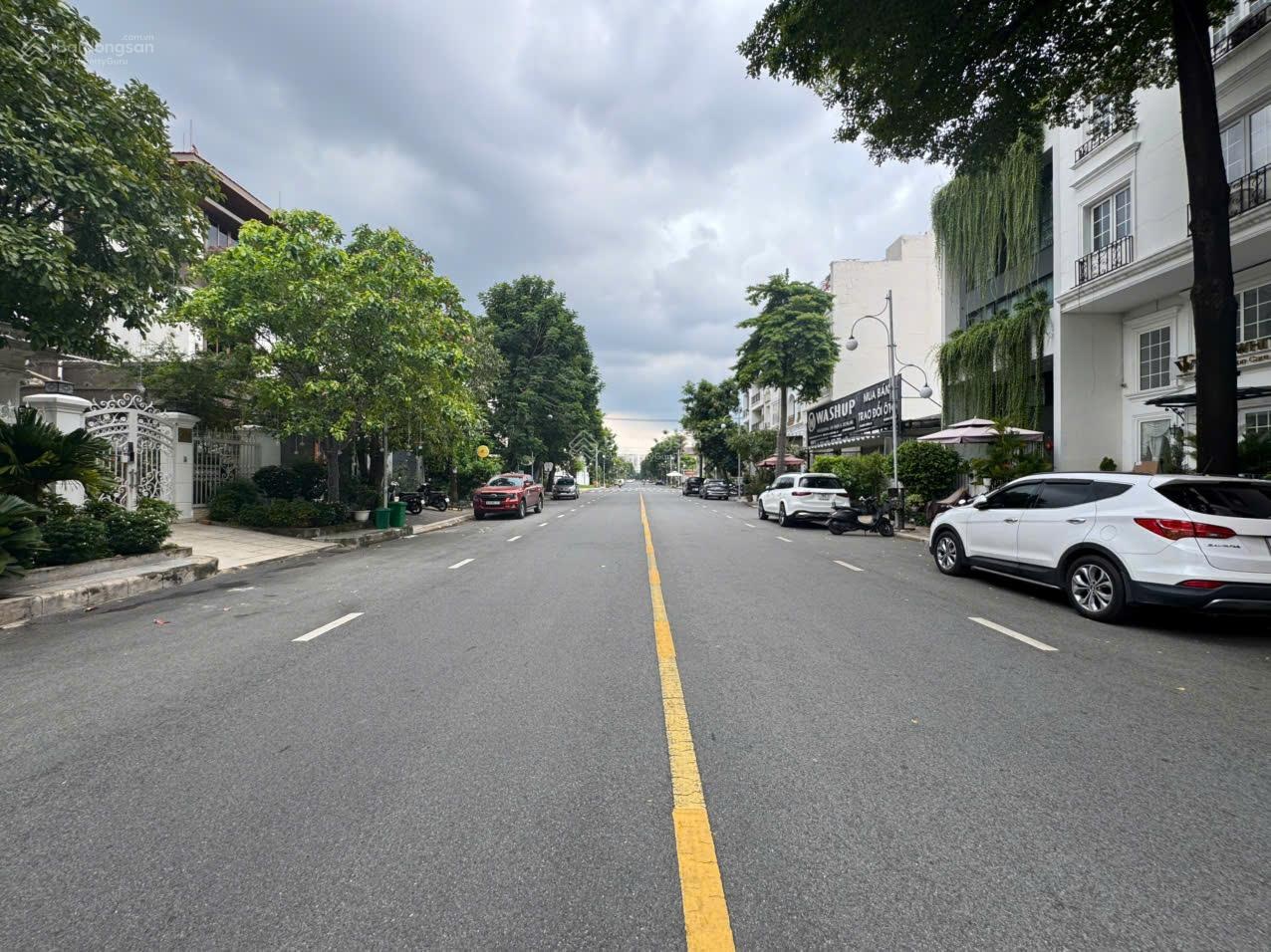 Cho thuê nhà phố Phú Mỹ Hưng, đường số 10, khu Nam Quang 1, sát bên đường Nguyễn Đức Cảnh, nhà đẹp