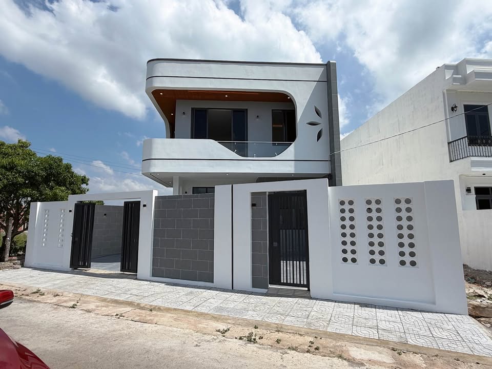 Nhà 2 mặt tiền trung tâm Long Điền, diện tích khủng, giá hời