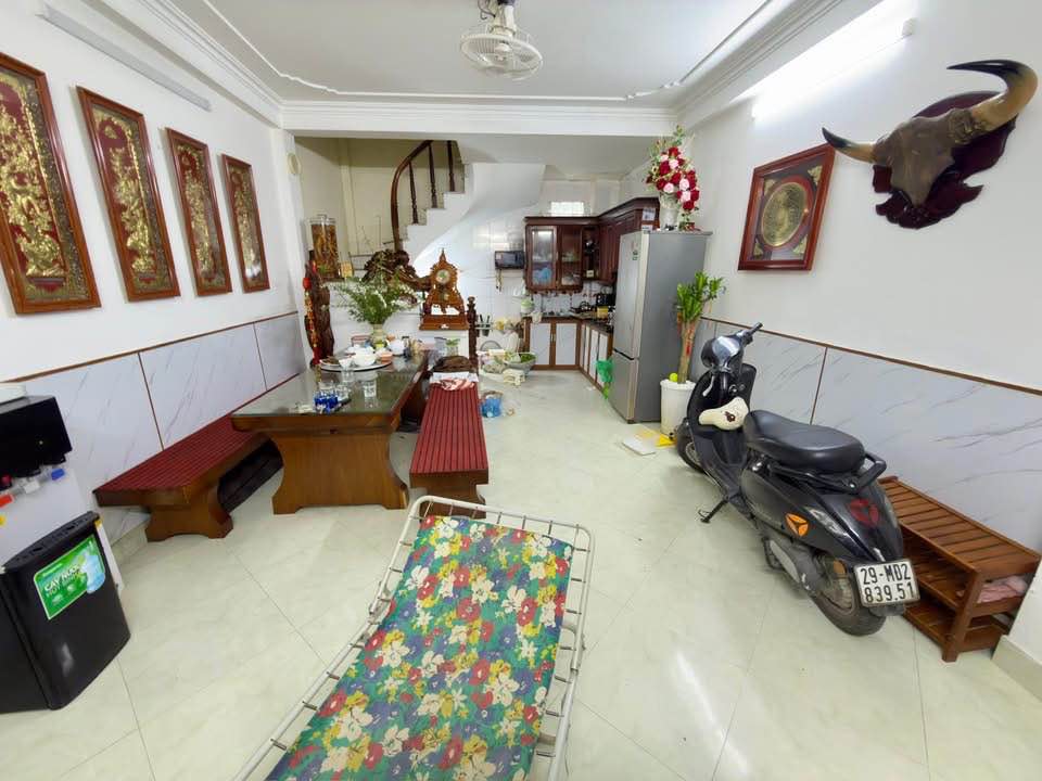 Nhà Võ Chí Công 40m2, 5 tầng 1 tum, sổ đỏ sẵn sàng