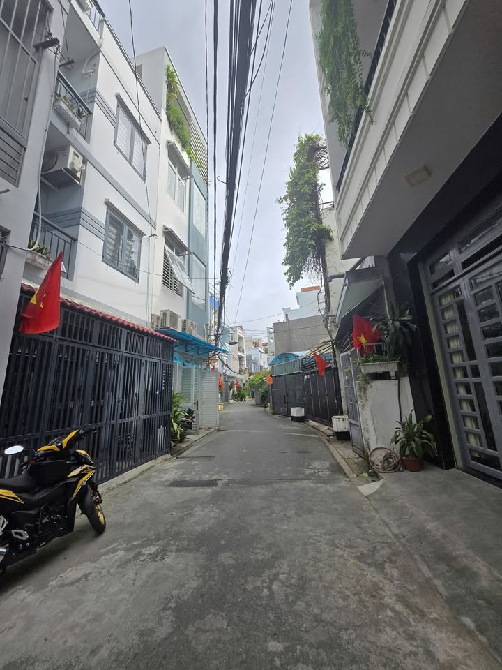 Bán nhà diện tích 4x11m tại Tân Phú, 1 trệt 2 lầu, hẻm xe hơi, giá 5.2 tỷ