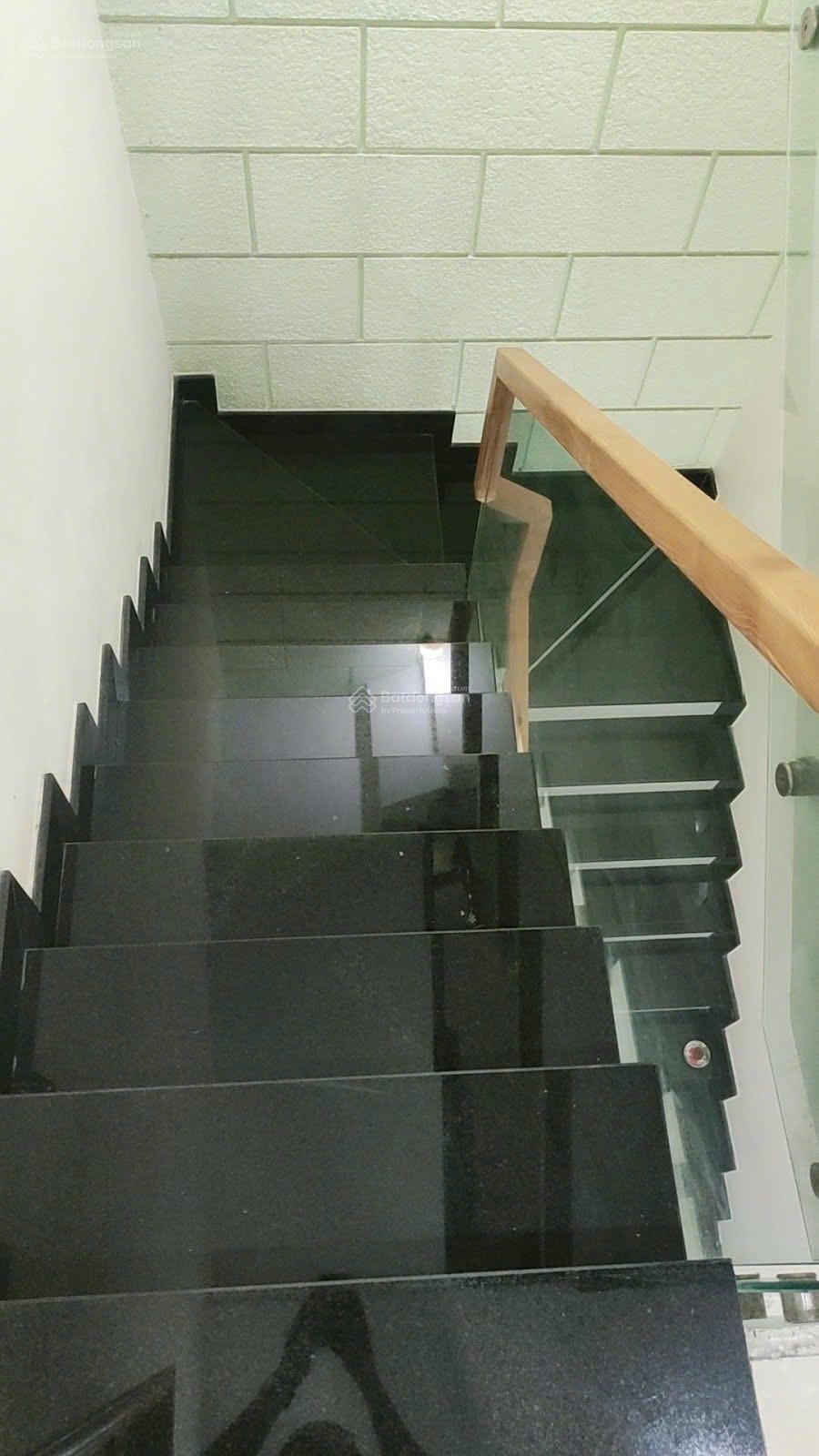 Vợ chồng tôi cần bán nhà Lãnh Binh Thăng, P.13, Quận 11 - GIÁ 2,9 tỷ/49m2. bao ra sổ, gấp gấp