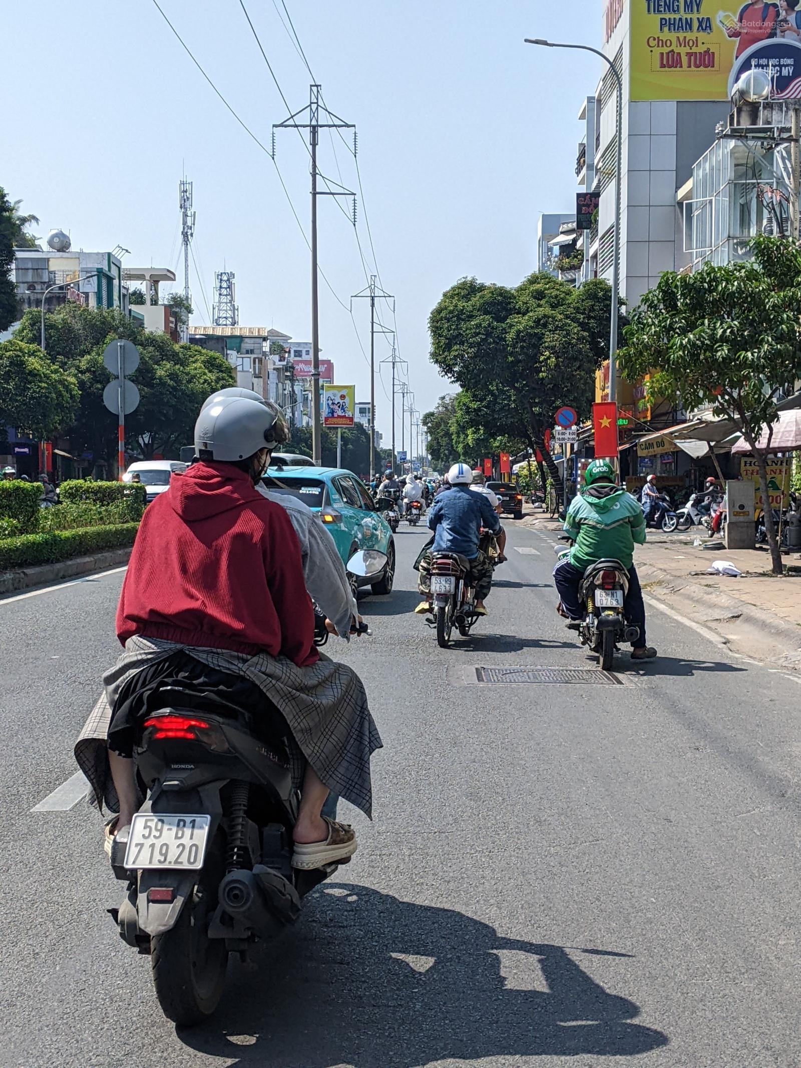 Bán nhà quận 11, gần KDL Đầm Sen, 2 tầng, 4 x 15m, hẻm xe hơi 6m, chỉ 5,x tỷ