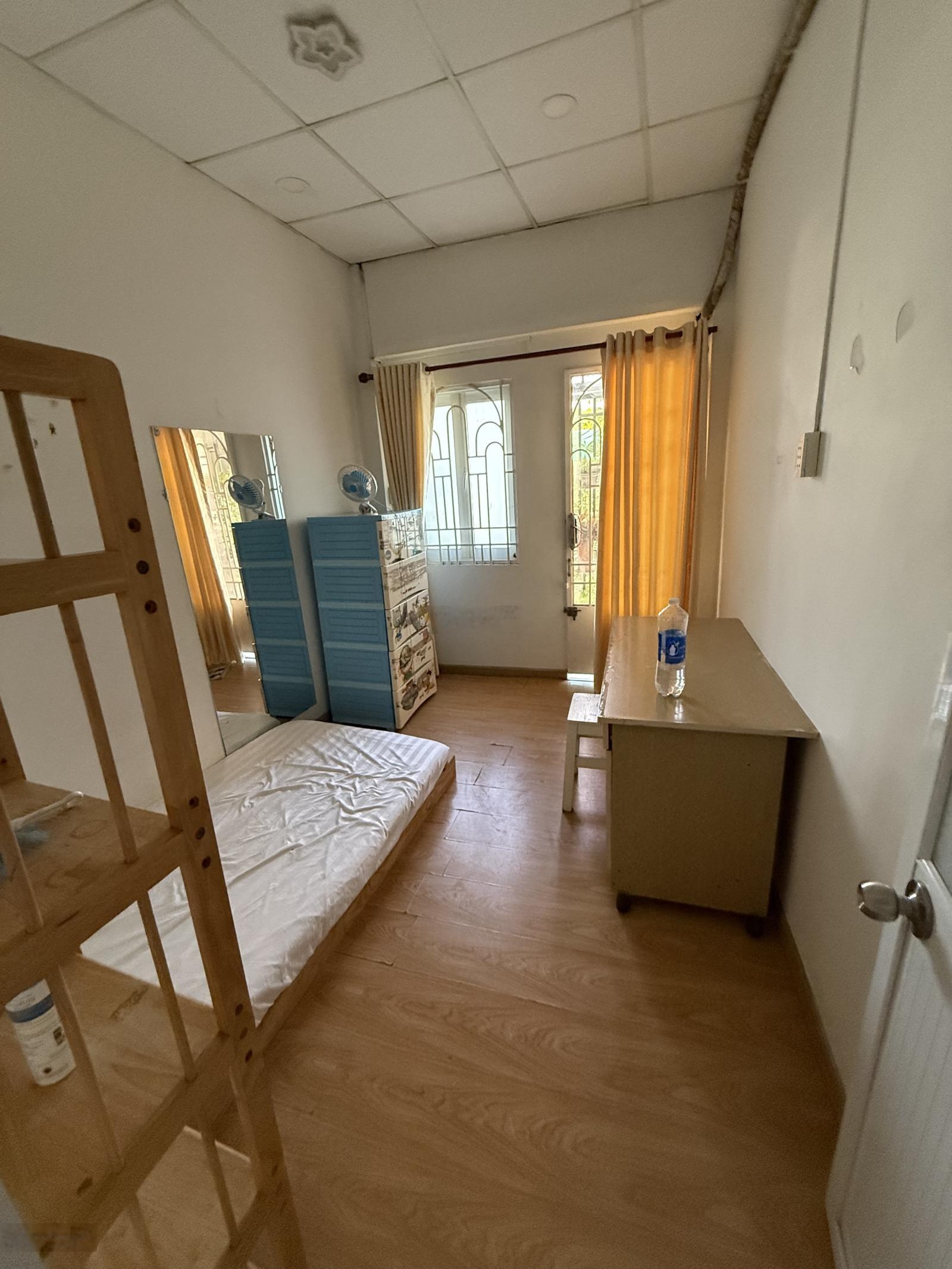 Cần bán gấp nhà 464/16 ngay vòng xoay hàng xanh giá 3,9 tỷ