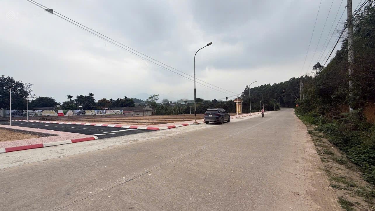 Trên tỷ lô đất hơn 200m2 tại gần uỷ ban xã Suối Hai, đường vào to rộng, ở hay xây cho thuê ven đô