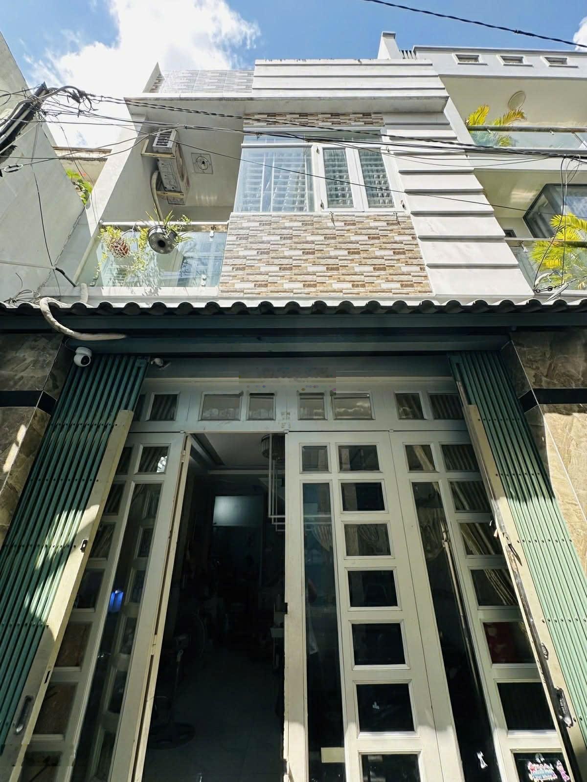 Xe hơi đậu cửa - sổ nở hậu tài lộc