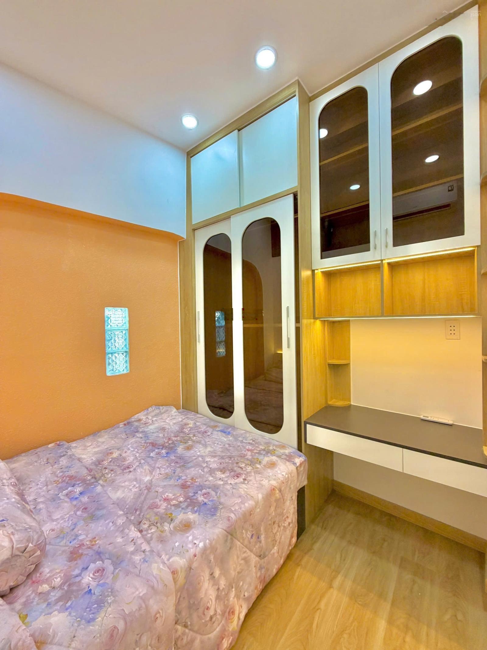 Nhà 3 tầng Xô Viết Nghệ Tĩnh, Bình Thạnh 3PN, DTSD gần 90m, có ban công và phòng đọc sách riêng,