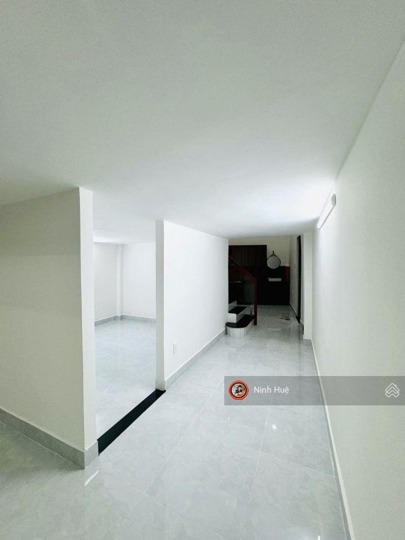 Quận 10 cmt8 4tầng cách hxh 30m giá 8,9tỷ.