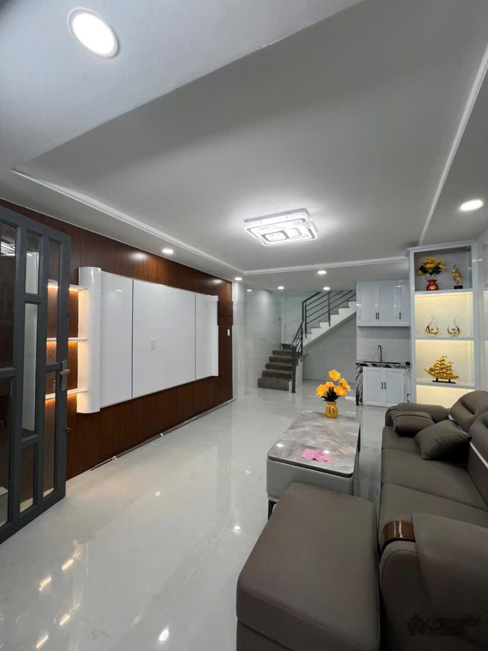 Nhà bán đường lạc long quân quận 11 ( 3,9m x 7,7m trệt, 1 lầu / 2pn ) sổ hồng hoàn công đủ