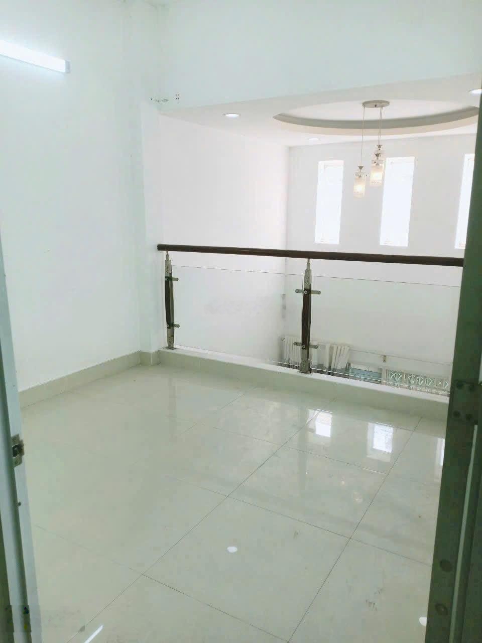 Nhà đẹp căn góc 2mt 2pn 2wc hèm thông 3m khu dân cư đông đúc sạch sẽ