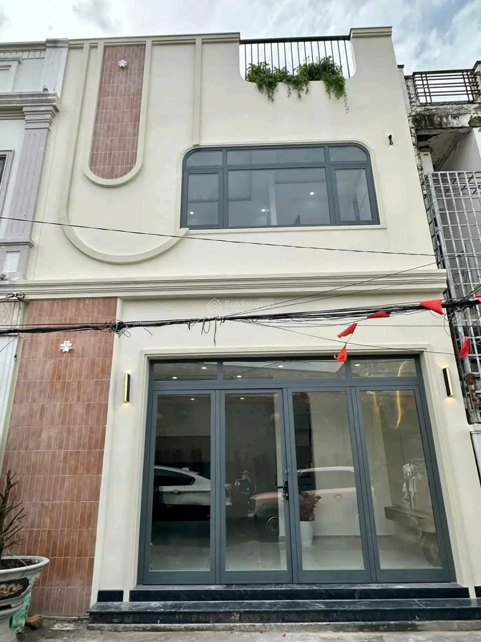 Nhà ngay vòng xoay An Lạc đường Trần Đại Nghĩa. Đang cho thuê 15 triệu/tháng. Giá 820 triệu