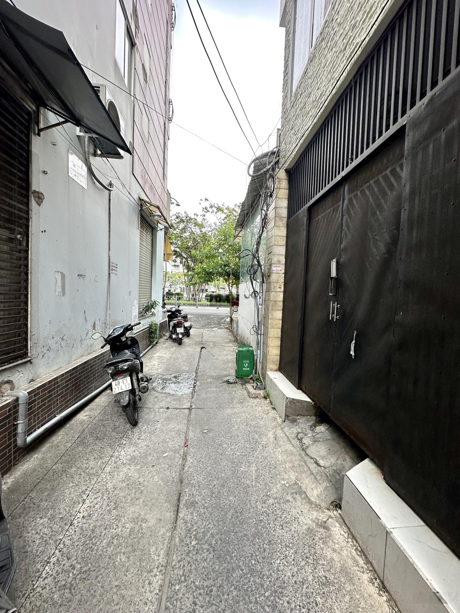 Nhà 5 tầng Quận 1 - hẻm xe hơi 5m - sát mặt tiền - 5 phòng ngủ - DTSD: 175 m2 - chỉ hơn 7 t.oii