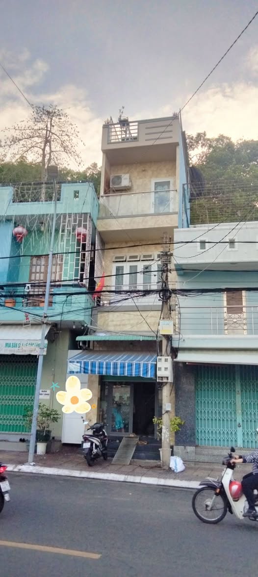 Bán nhà 1 trệt 3 lầu mặt tiền đường Trần Phú, phường 5, Vũng Tàu, giá 4.75 tỷ