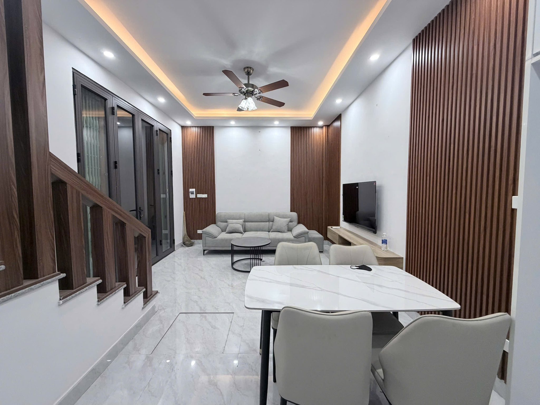 Bán gấp nhà 5 tầng trung tâm Đống Đa, đi bộ ra phố Tôn Đức Thắng