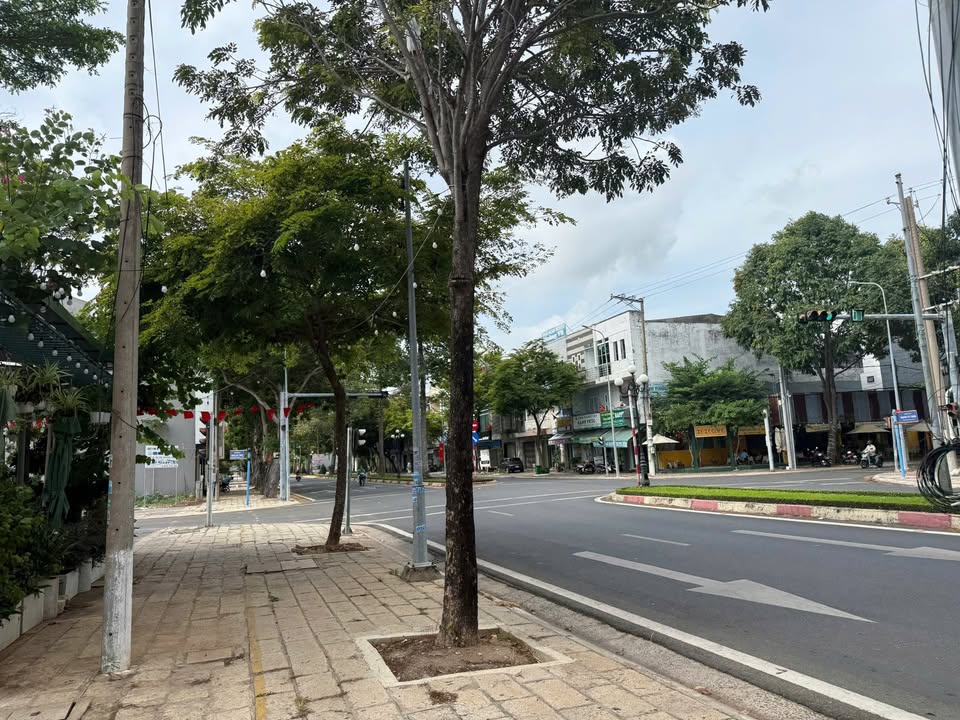 Cần bán gấp căn nhà mặt tiền đường lớn Nguyễn Tất Thành, trung tâm Bà Rịa, giá 8.5 tỷ