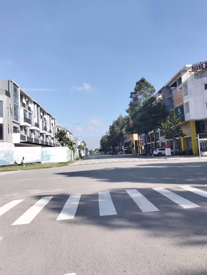 Bán nhà phố nhà 3 tầng, 2 mặt tiền Uni Complex, giá rẻ nhất, ngay trung tâm thành phố mới Bình Dương