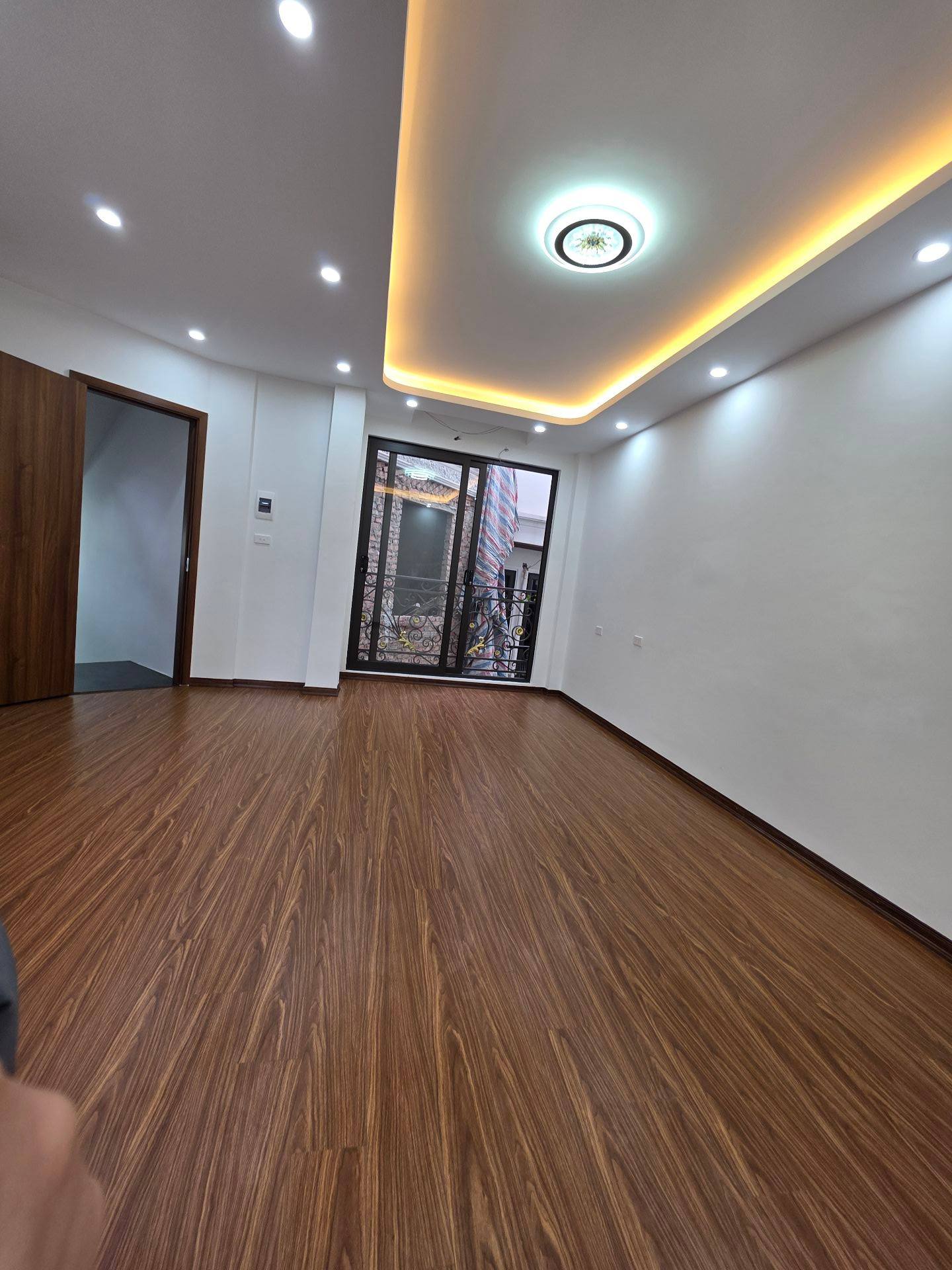 Bán nhà mới 5 tầng tại La Thành, Đống Đa, ngõ thông, 2 mặt thoáng, giá 8.5 tỷ