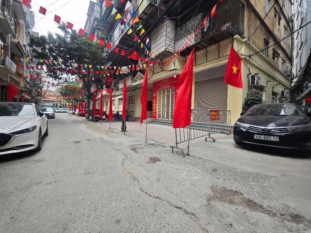 Bán căn hộ tập thể 55m2, 2 phòng ngủ, giá 4,6 tỷ, ô tô đỗ chân cầu thang tại phố Hoàng Sâm, Cầu Giấy