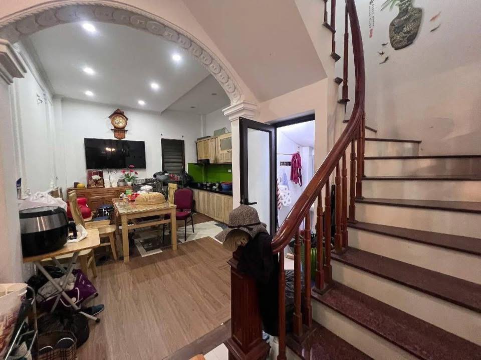 Bán nhà 5 tầng, 42m2 tại phố Cầu Giấy, nhà đẹp kiên cố, giá 8,99 tỷ