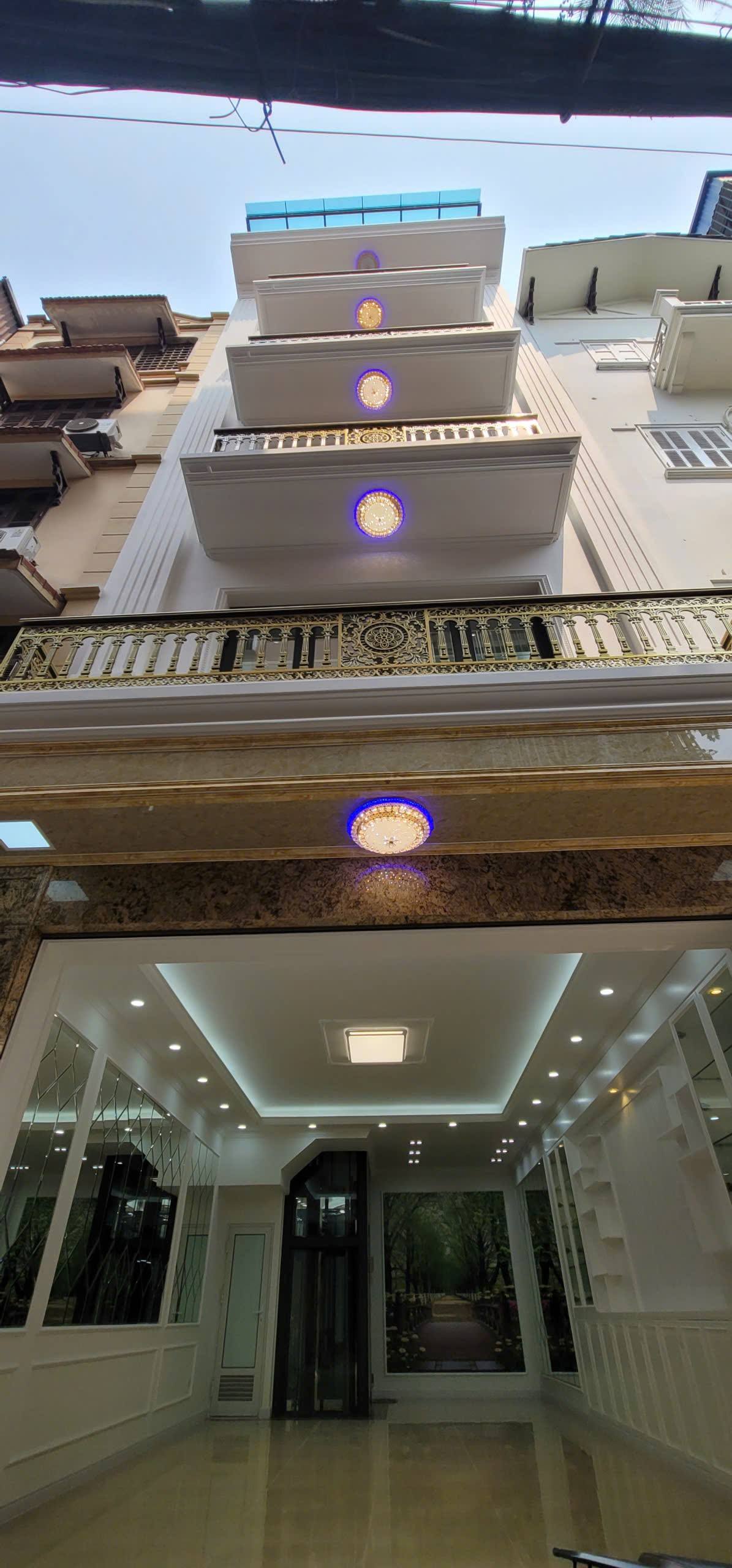 Bán nhà phố Cầu Giấy, 60m2, 7 tầng thang máy, gara ô tô 7 chỗ, kinh doanh sầm uất