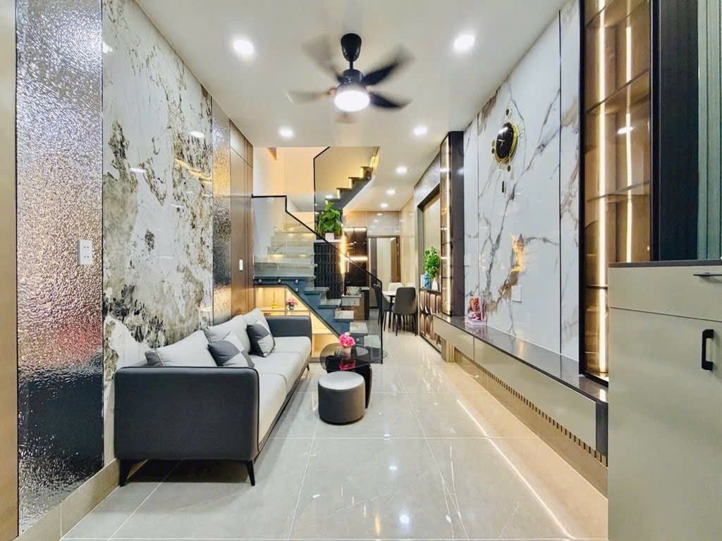 Nhà mặt tiền Phan Văn Trị, Bình Thạnh 2 tầng, 3 phòng ngủ, hơn 5 tỷ chốt