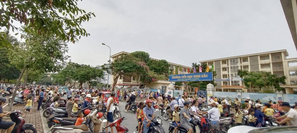 Bán lô đất 2 vỉa hè tại Kinh Bắc, Bắc Ninh, đối diện cổng trường Tiểu học Kinh Bắc, kinh doanh tốt