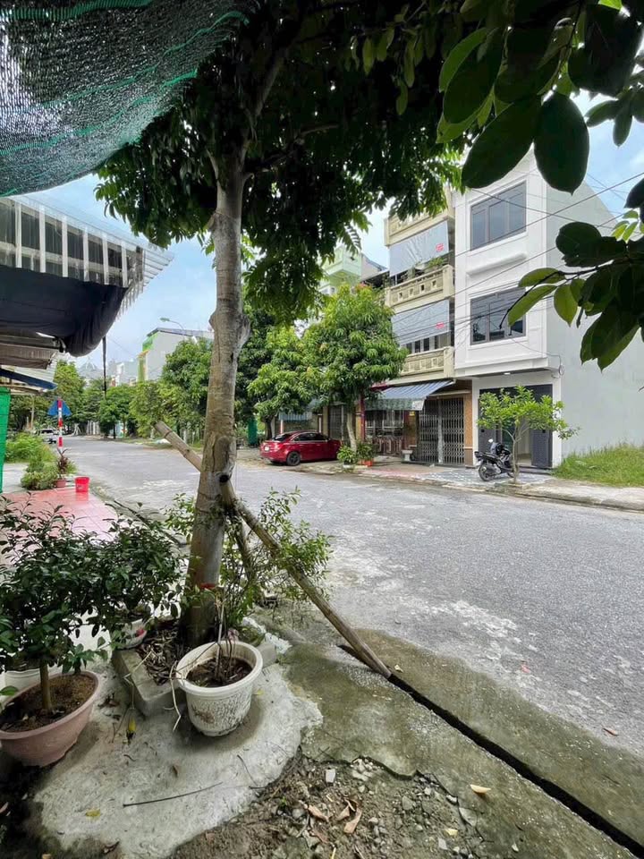 Bán căn nhà 3 tầng mặt đường khu sinh thái Lộc Vượng, Nam Định, giá 3.39 tỷ