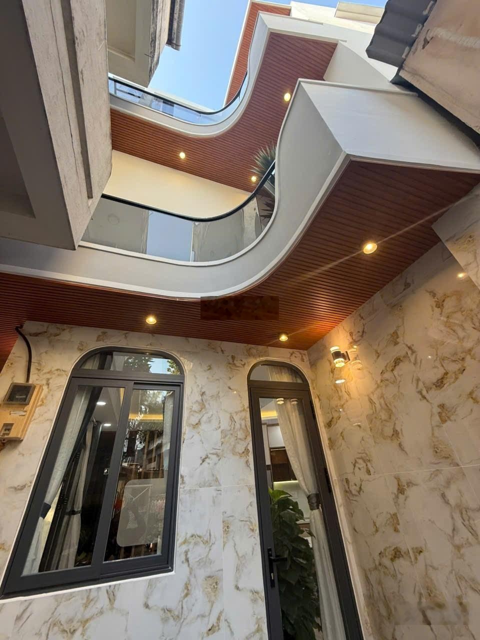 Nhà trung tâm Q.1, 3 tầng BTCT, ngang 9 m, 3 PN, nhà mới đẹp xách vali vào ở ngay, nhỉnh 8 tỷ