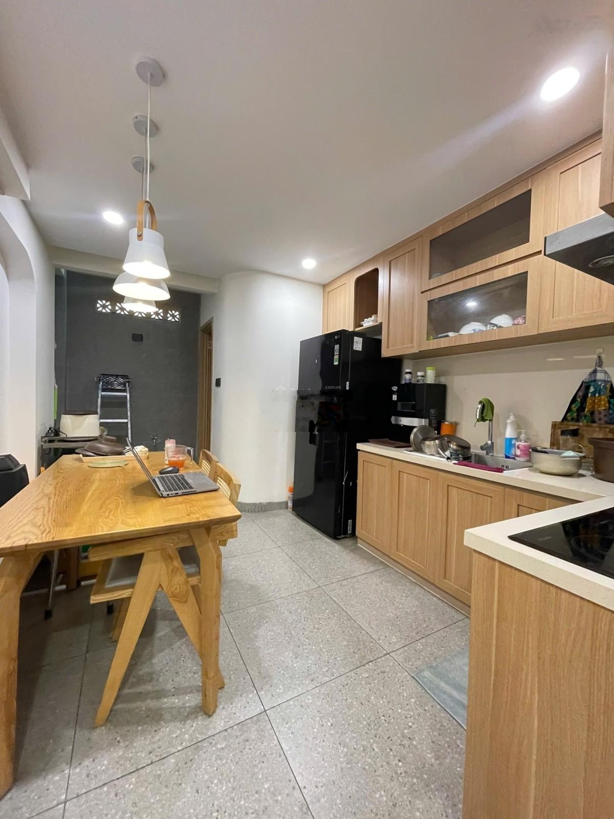 Cần bán gấp căn nhà đường Phạm Văn Bạch, diện tích 52m2, nhà mới đẹp vào ở ngay. SHR